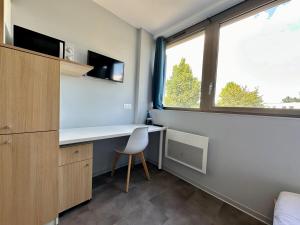 ein Schlafzimmer mit einem Schreibtisch mit einem Stuhl und einem Fenster in der Unterkunft Studio 65 Rénové et Équipé - Nancy Brabois proche CHRU,CESI,FAC in Vandoeuvre-lès-Nancy + 8 Fotos