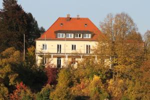 魏申费尔德GER-Haus的一座白色的大房子,有橙色的屋顶