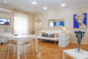salon z białym stołem i kanapą w obiekcie Apartment Felice w Rzymie