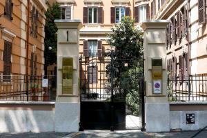 uma porta para um edifício com uma árvore dentro em Apartment Felice em Roma