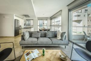 Posezení v ubytování Chic Apartment w Balcony & Parking 3-min from Beach with Mamad by Sea N' Rent