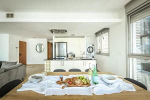 مطبخ أو مطبخ صغير في Chic Apartment w Balcony & Parking 3-min from Beach with Mamad by Sea N' Rent