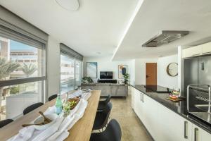 مطبخ أو مطبخ صغير في Chic Apartment w Balcony & Parking 3-min from Beach with Mamad by Sea N' Rent
