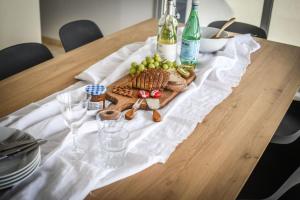 المشروبات في Chic Apartment w Balcony & Parking 3-min from Beach with Mamad by Sea N' Rent