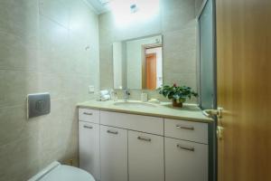 حمام في Chic Apartment w Balcony & Parking 3-min from Beach with Mamad by Sea N' Rent