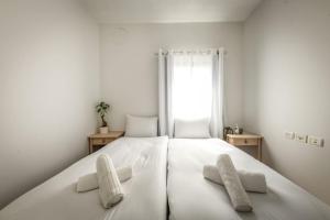 سرير أو أسرّة في غرفة في Chic Apartment w Balcony & Parking 3-min from Beach with Mamad by Sea N' Rent