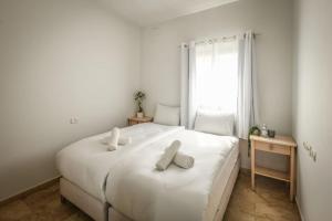 سرير أو أسرّة في غرفة في Chic Apartment w Balcony & Parking 3-min from Beach with Mamad by Sea N' Rent