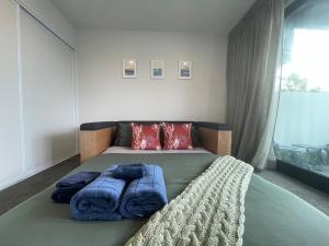 Postel nebo postele na pokoji v ubytování Convenient 1Bed Studio with Ensuite By Hagley Park