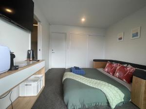 TV a/nebo společenská místnost v ubytování Convenient 1Bed Studio with Ensuite By Hagley Park