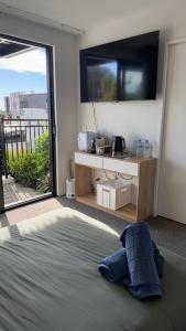 TV a/nebo společenská místnost v ubytování Convenient 1Bed Studio with Ensuite By Hagley Park