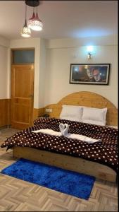 Voodi või voodid majutusasutuse Hotel Hadimba Regency ! Free 4 Wheeler Parking ! Mountain View rooms ! Near Mall road Manali toas