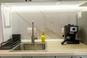 O bucătărie sau chicinetă la Namaste apartment - cozy, central and relaxing stay near AUBG, freshly renovated +38 fotografii