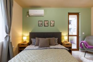 Un pat sau paturi într-o cameră la Namaste apartment - cozy, central and relaxing stay near AUBG, freshly renovated