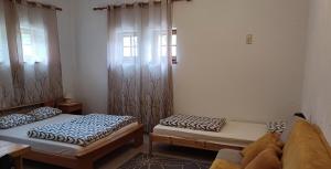 Postel nebo postele na pokoji v ubytování Vāgnera parks