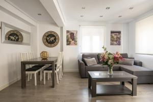 una sala de estar con un sofá y una mesa en Apartment Atalaya in the center, en Santander