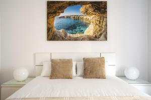 Un dormitorio con una cama con vista al mar. en Apartment Atalaya in the center, en Santander