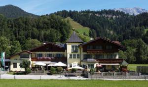 a hotel in the middle of a mountain at Hotel Cafe' Hermann in Schladming