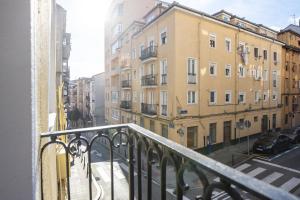 Una vista de una calle de la ciudad desde un balcón. en Apartment Atalaya in the center, en Santander
