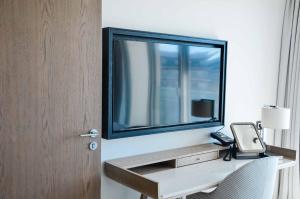 Televisyen dan/atau pusat hiburan di Serviced Apartments at Address Beach Resort Marassi