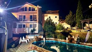 Bazén v ubytování Guest House Evin Rai nebo v jeho okolí