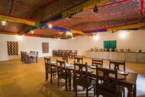 Un restaurant u otro lugar para comer en Sky Desert Safari Camp Jaisalmer