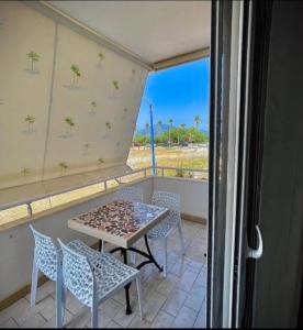 un balcon avec une table et des chaises et une vue dans l'établissement Endy Apartaments, à Orikum