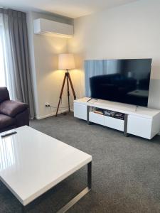Televisyen dan/atau pusat hiburan di Luxury 3 Bed Townhouse By Hagley Park With Garage