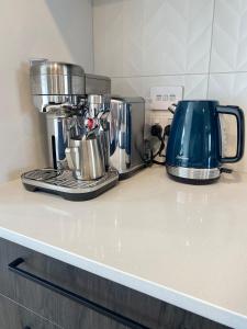 Dapur atau dapur kecil di Luxury 3 Bed Townhouse By Hagley Park With Garage +12 gambar
