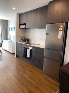 Dapur atau dapur kecil di Luxury 3 Bed Townhouse By Hagley Park With Garage