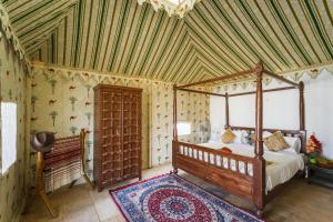 Una cama o camas en una habitación de Sky Desert Safari Camp Jaisalmer