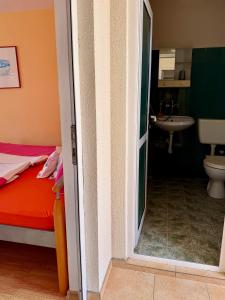 Koupelna v ubytování Guest House Evin Rai + 22 fotografií