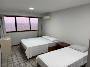 En eller flere senge i et værelse på Frente para o mar - 02 quartos
