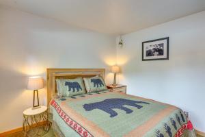 Postel nebo postele na pokoji v ubytování Eagle-Vail Hideaway with Golf, Ski, and More!