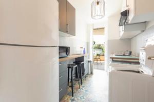 Kuchyň nebo kuchyňský kout v ubytování Center of Antibes spacious two-bedroom apartment with terrace and AC