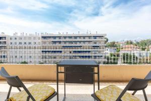 Balkón nebo terasa v ubytování Center of Antibes spacious two-bedroom apartment with terrace and AC