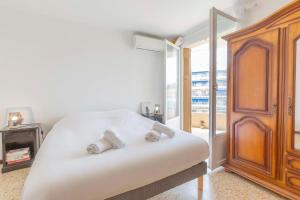 Postel nebo postele na pokoji v ubytování Center of Antibes spacious two-bedroom apartment with terrace and AC