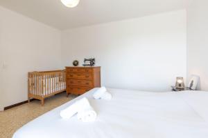 Postel nebo postele na pokoji v ubytování Center of Antibes spacious two-bedroom apartment with terrace and AC + 17 fotografií