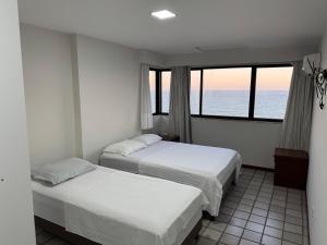 En eller flere senge i et værelse på Frente para o mar - 02 quartos