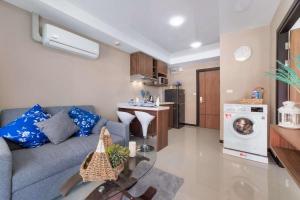 Kuchyň nebo kuchyňský kout v ubytování Апартаменты 1BR NaiHarn Beach S311 by IBG Property