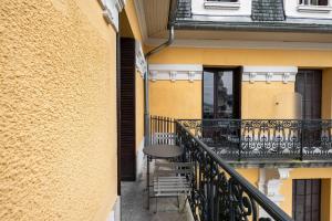 Balkón alebo terasa v ubytovaní Ancien Palace Bernascon vue sur lac Classé 3 étoiles