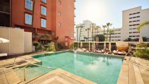 Bazén v ubytování Fénix Torremolinos - Adults Only Recommended nebo v jeho okolí