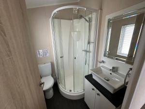 Ένα μπάνιο στο Royal Oak Caravan Park +59 φωτογραφίες