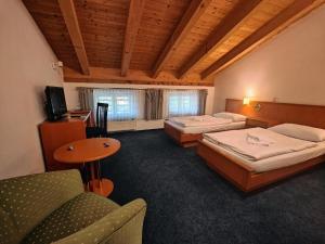 Postel nebo postele na pokoji v ubytování A8 Hotel im Darchinger Hof Bed & Breakfast - Zwischen Holzkirchen und Weyarn - Zwischen München Salzburg und Innsbruck - Kurz vor dem Irschenberg