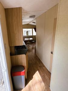 a room with a kitchen with a stove and a table at Alex Domki Angielskie Taras Widokowy in Rewal +4 photos