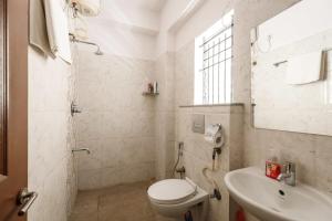 Bilik mandi di Opulence by Red Olive 3bhk AC Manyata Tech Park
