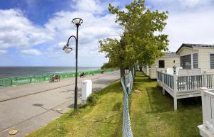 a street light next to a house on the beach at Alex Domki Angielskie Taras Widokowy in Rewal