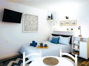 ein Schlafzimmer mit zwei Betten und einem Tisch in der Unterkunft Live Punta Columbus Pool & Beach Front in Punta del Hidalgo