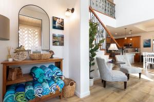 Una sala de estar con una escalera y un espejo. en ❤PiH❤ Hono Loa BikesBeach Toys Private Beach Club, en Waikoloa