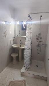 Koupelna v ubytování Smaragda Hotel + 20 fotografií