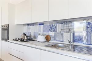 Kuchyňa alebo kuchynka v ubytovaní Casa un Tocco di Blu con piscina privata